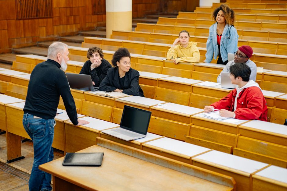 Les étudiants écoutent un dialogue entre le professeur et Alex.