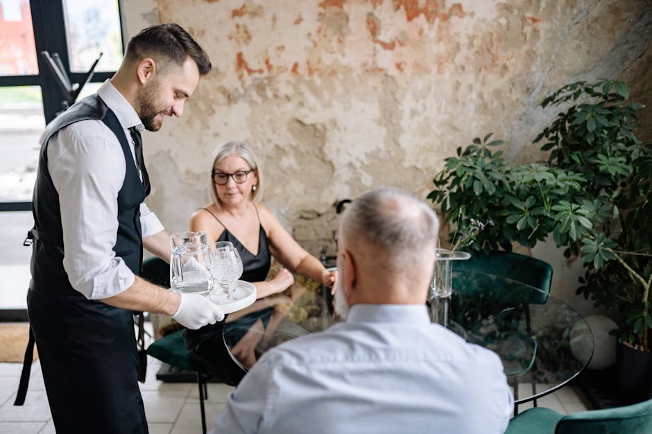 Un client et un serveur dans un restaurant.