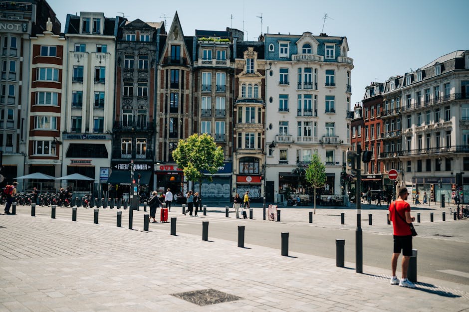 Max est à la zone de récupération des bagages, cherchant sa valise.