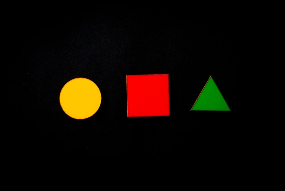 A conversation about colours and shapes.