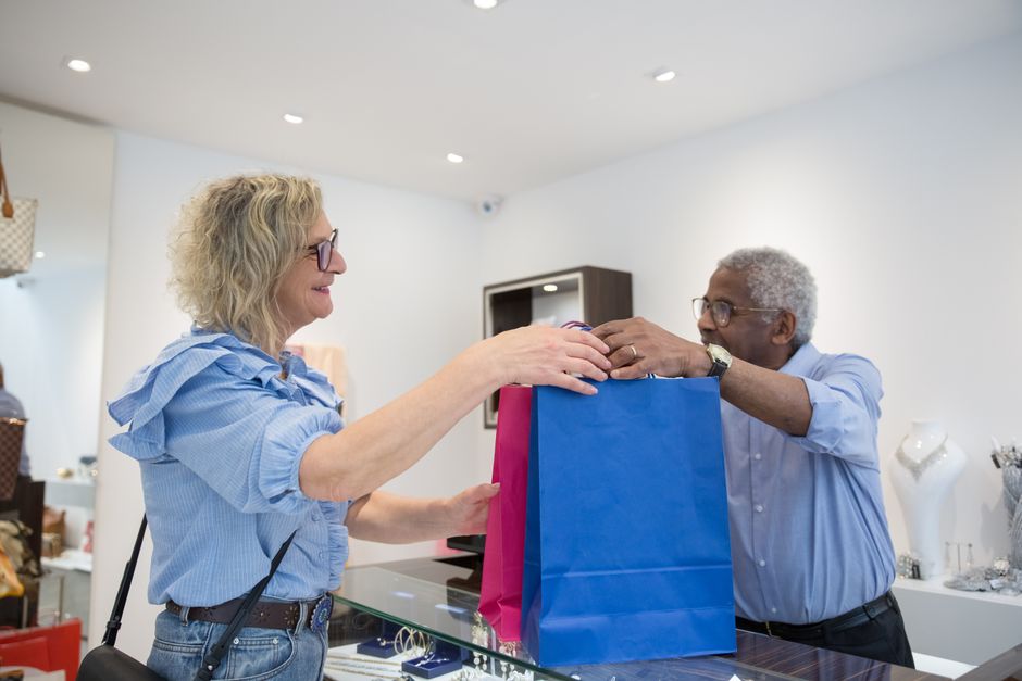 Un client dans une boutique hors taxes.