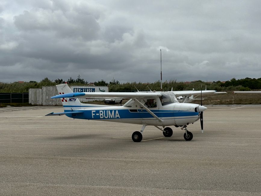 Mat est dans un avion qui est sur le point de décoller.