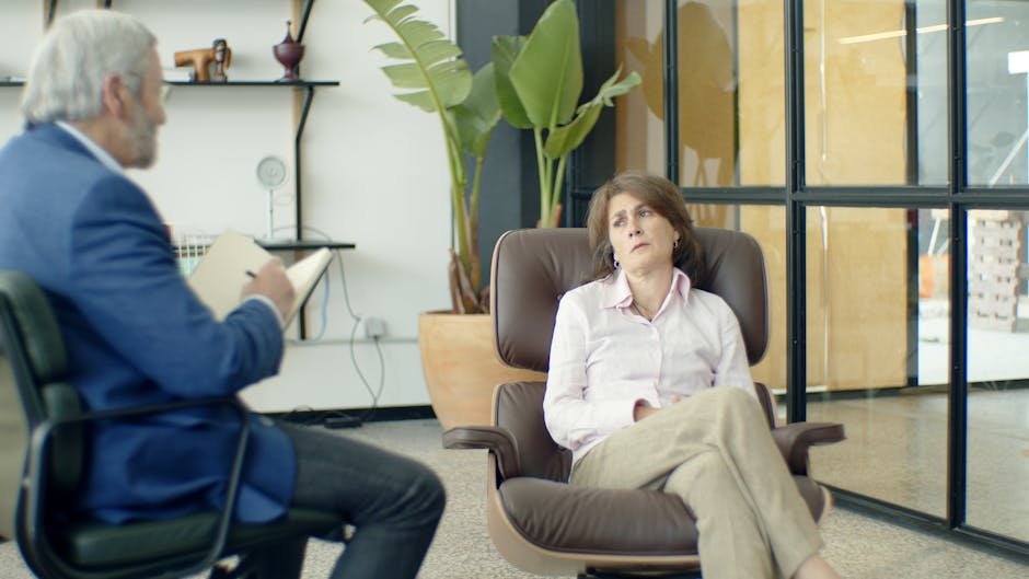Liliane vient de commencer un nouveau travail et explique à Max les détails de son entreprise.