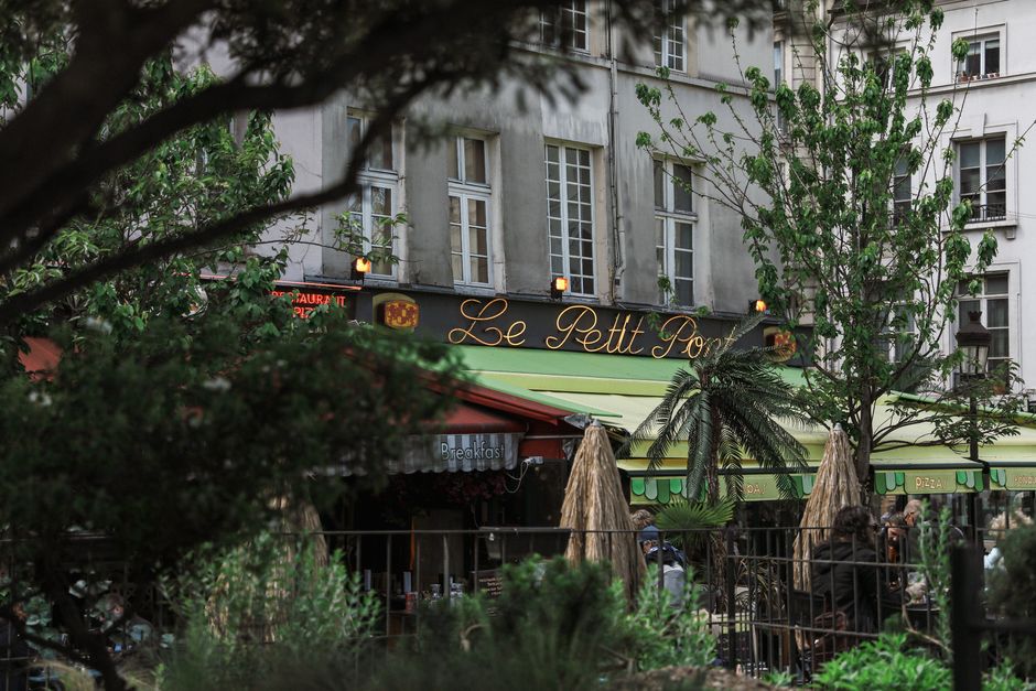 Un petit incendie s'est déclaré dans la chambre d'hôtel de Matt.