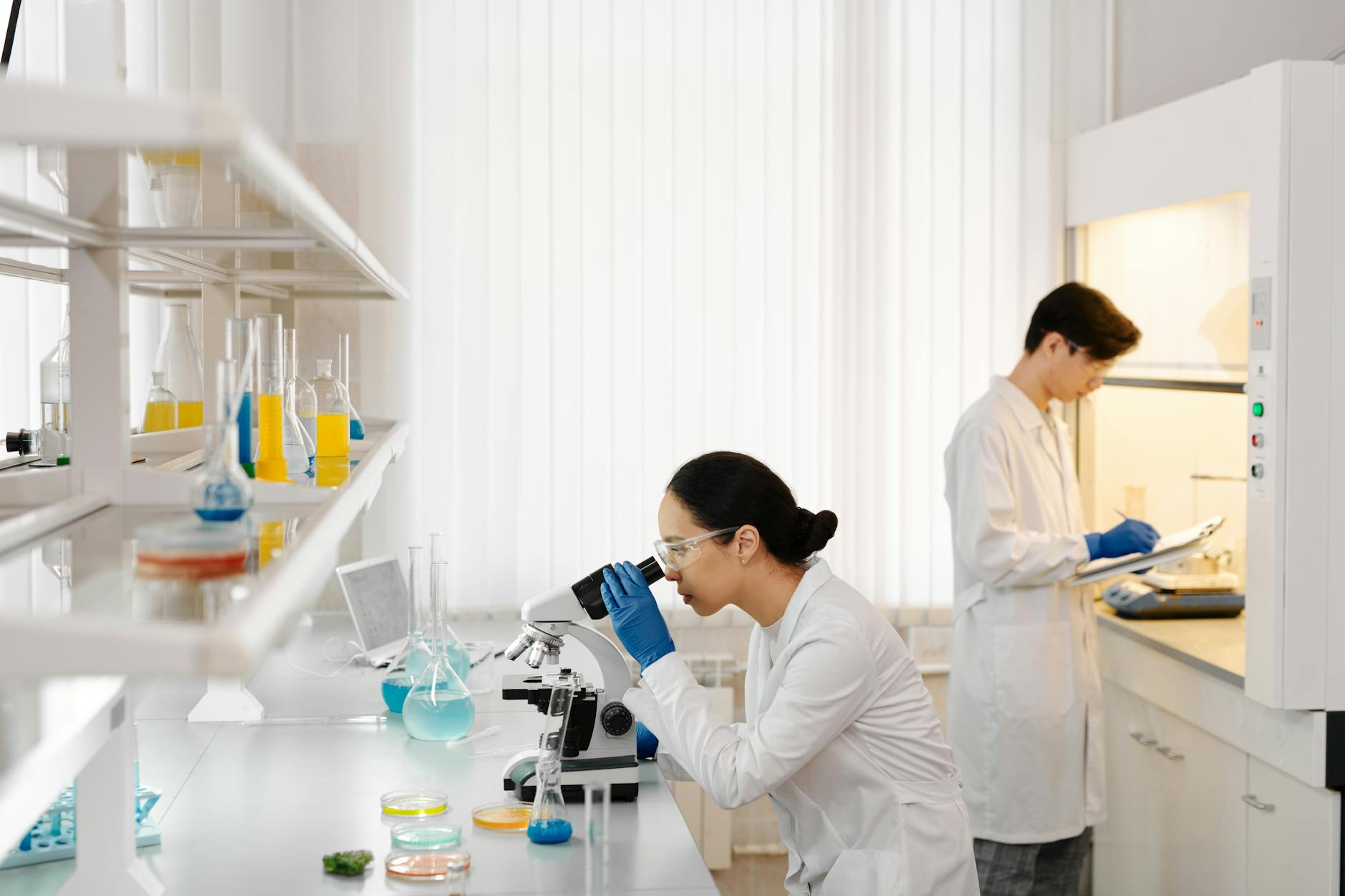 Discutez des découvertes scientifiques et des avancées technologiques