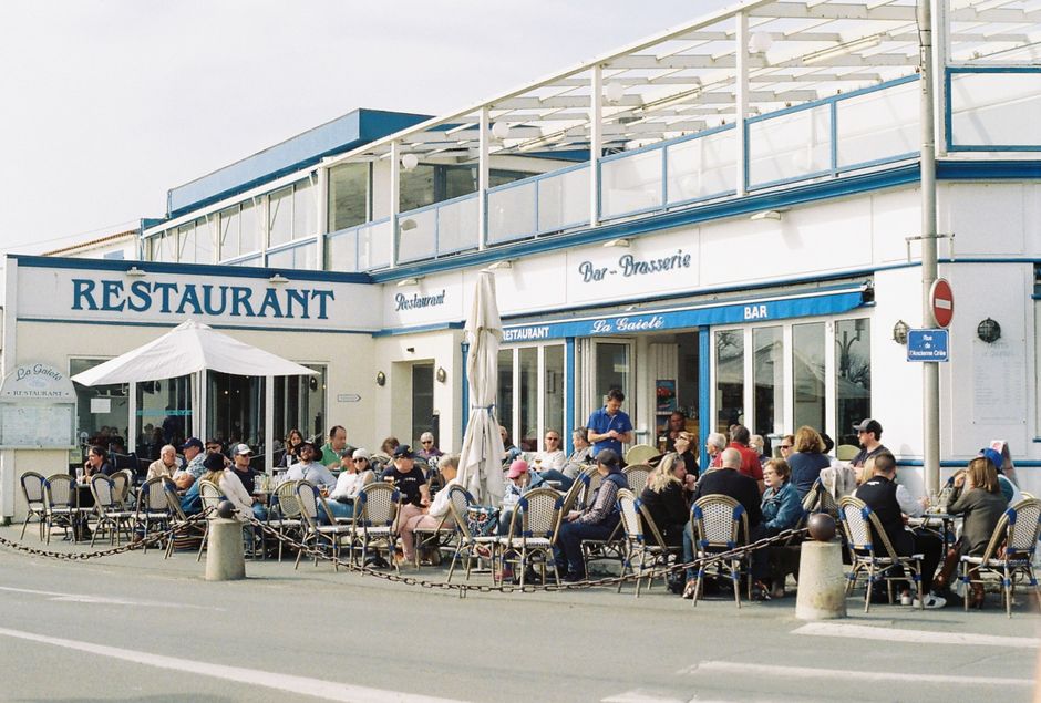 M. Durand appelle le restaurant Le Gourmet pour faire une réservation pour le dîner.