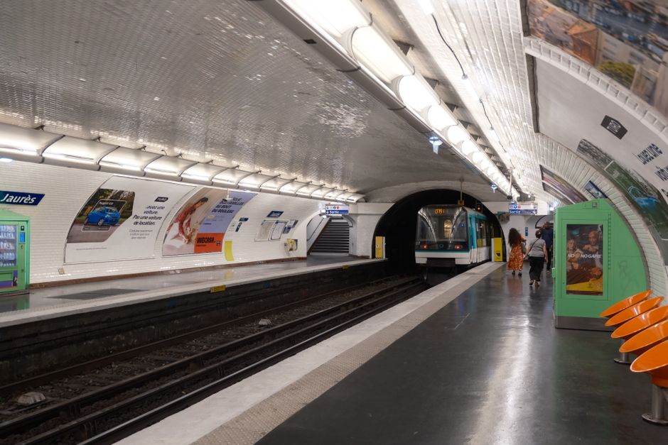 M. Dupont est en train de promouvoir l'une de ses employées, Anissa.