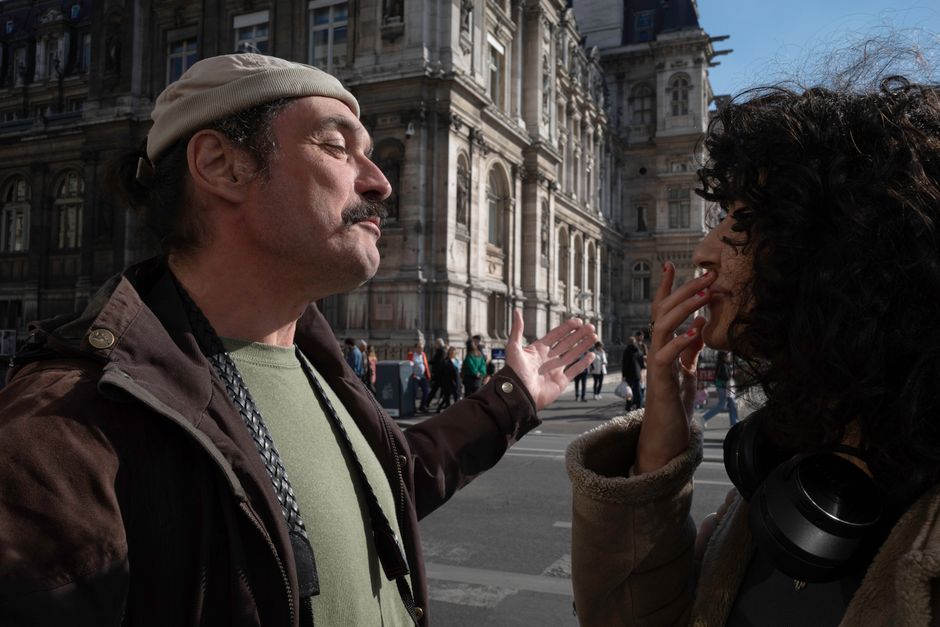 Alex et Eli discutent de l'importance de la justice sociale.
