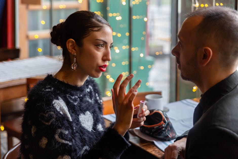 Ben et Emilie discutent de leurs croyances éthiques dans un café.