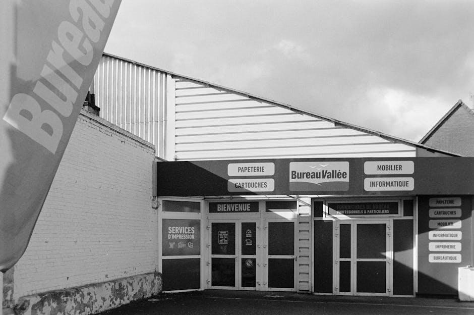 Max appelle Eve de Bureau Plus pour passer une commande de fournitures de bureau.