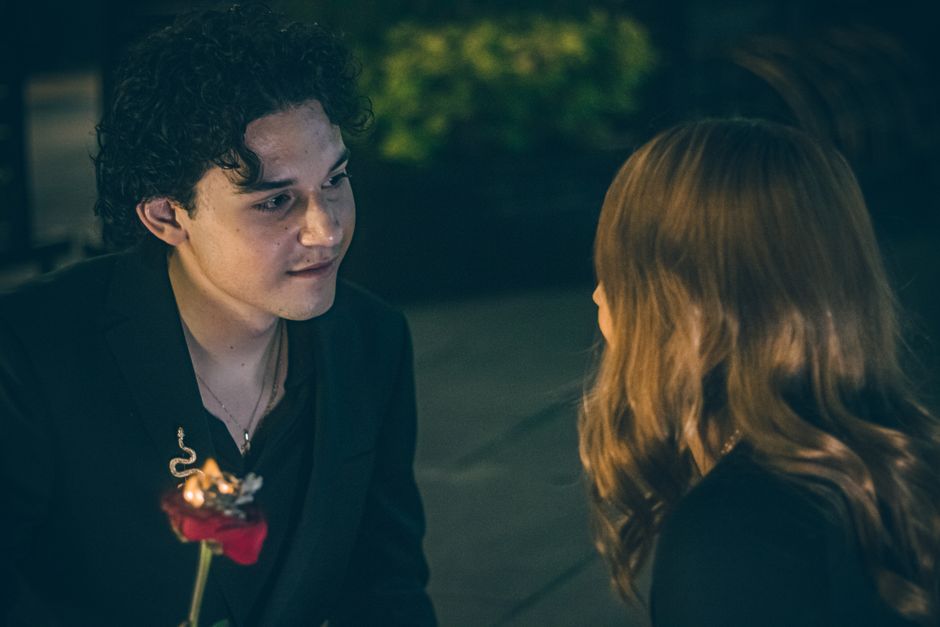 Max et Anissa discutent de la date et des anniversaires.