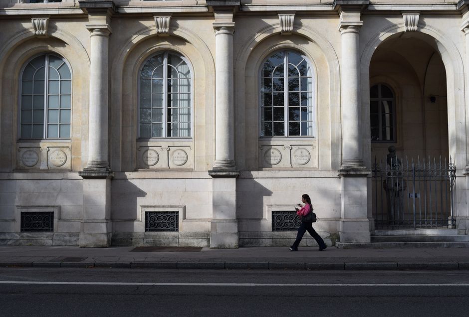 Liliane reçoit un appel pour son collègue Max, qui est momentanément occupé.