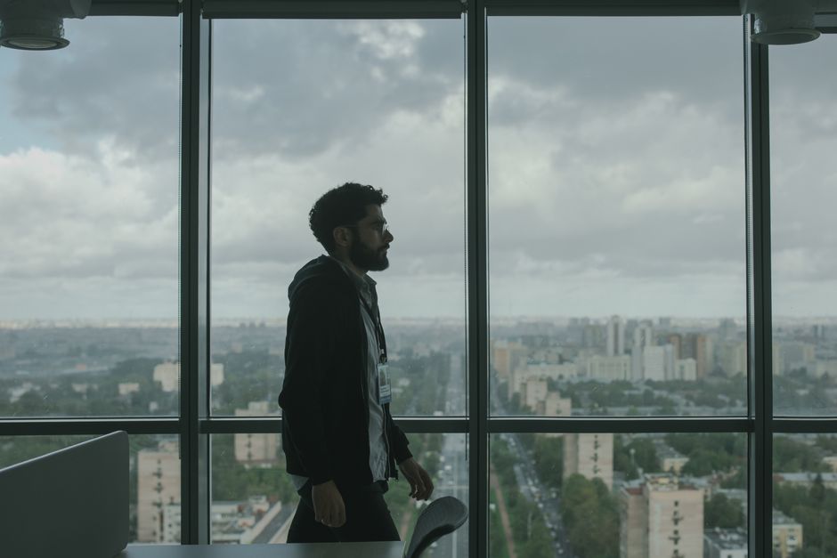 Max, un employé expérimenté, rencontre Liliane, une nouvelle employée, pour la première fois au bureau.
