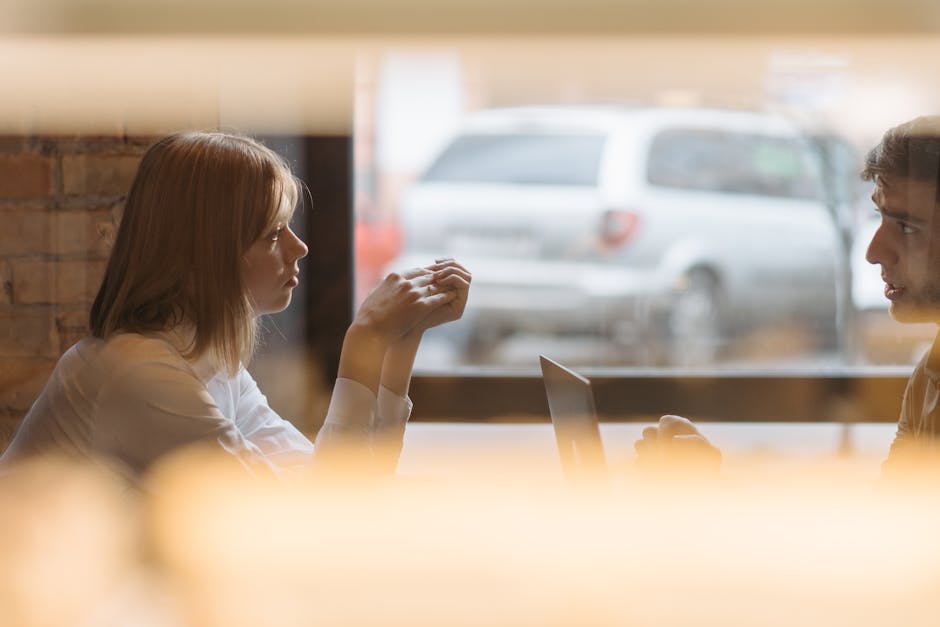 Une conversation entre un passager et une hôtesse de l'air.