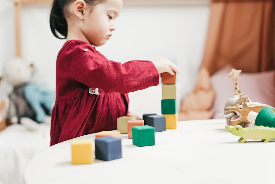 Il joue aux blocs.
