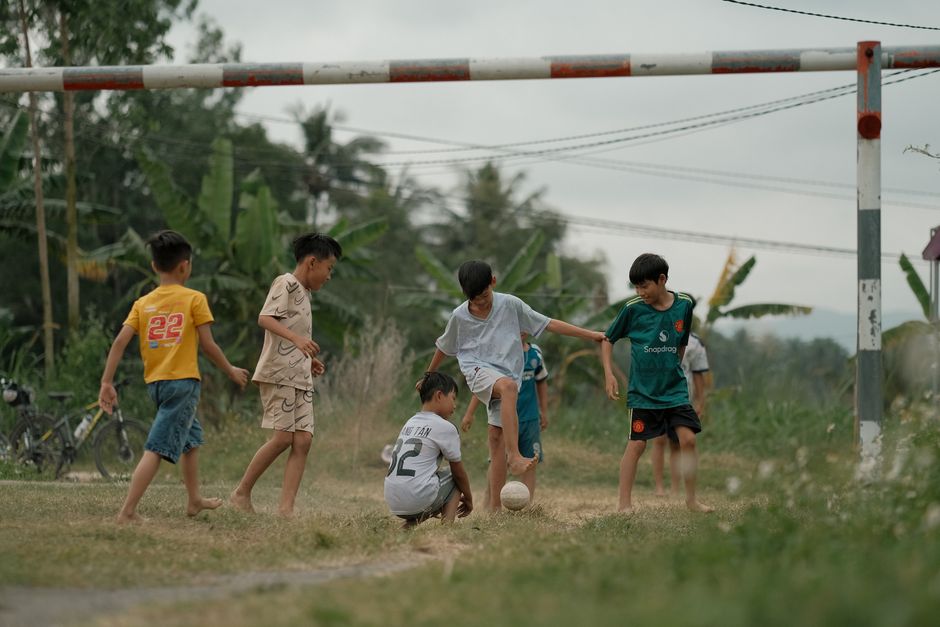 J’aime jouer au football.